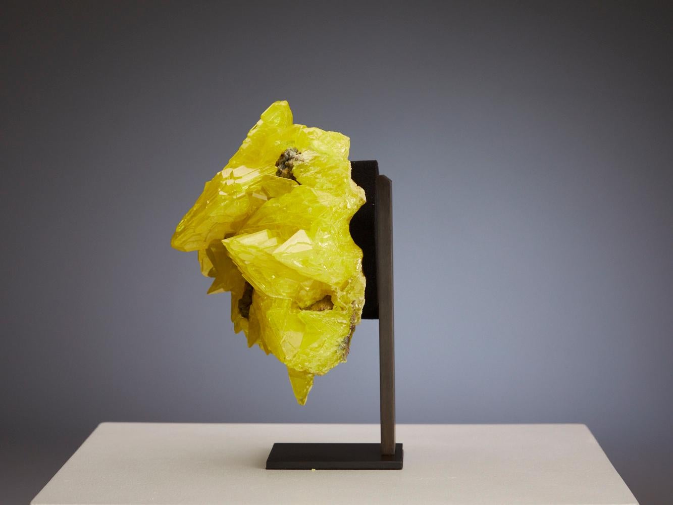 Ti presentiamo un vibrante esemplare di cristallo di zolfo proveniente dalla Sicilia, in Italia, che mostra una brillante tonalità gialla, sorprendente e rara. Questo straordinario pezzo è un perfetto esempio di formazione minerale naturale, con i