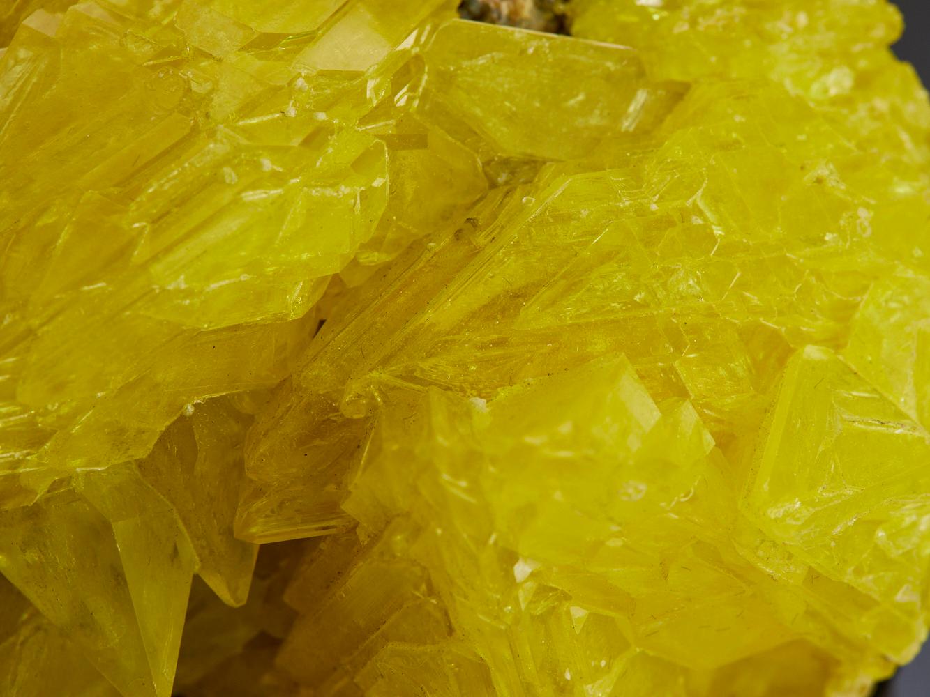 Specimen di cristallo di zolfo vibrante 1