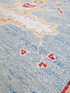 Una alfombra turca de Ushak llena de colorido - Alfombra de lana hecha a mano en azul claro y rojo coral, 7x10