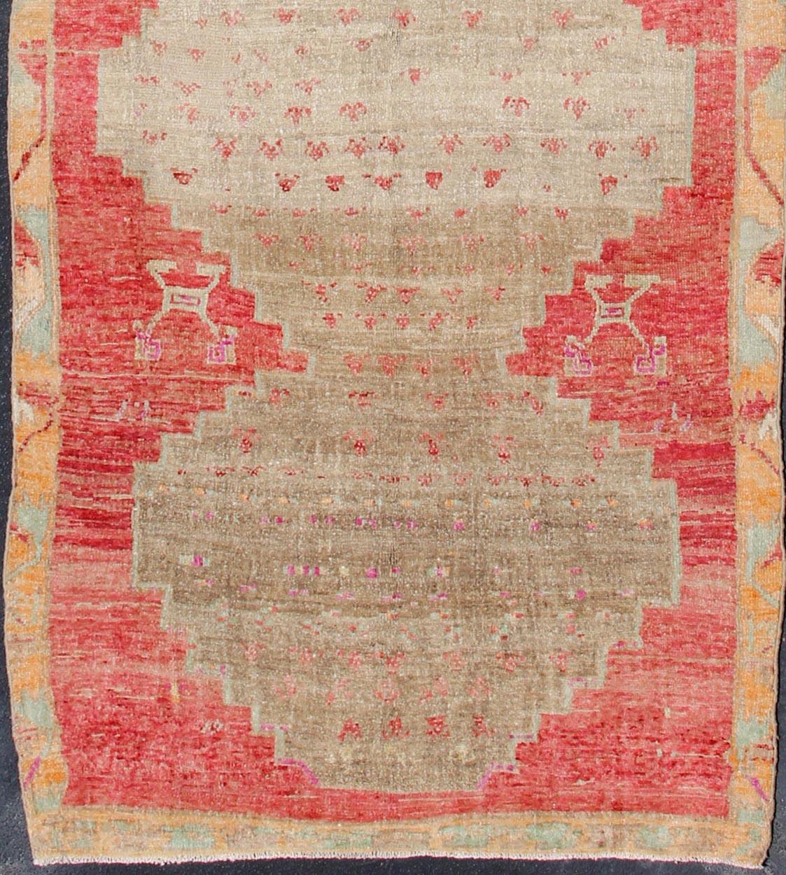 Tapis de course turc aux couleurs vives, tapis tu-trs-176025, pays d'origine / type : Turquie / Oushak, circa 1950

Cet amusant et vibrant tapis Oushak des années 1950 présente un motif vertical unique de médaillons avec de petits motifs tribaux