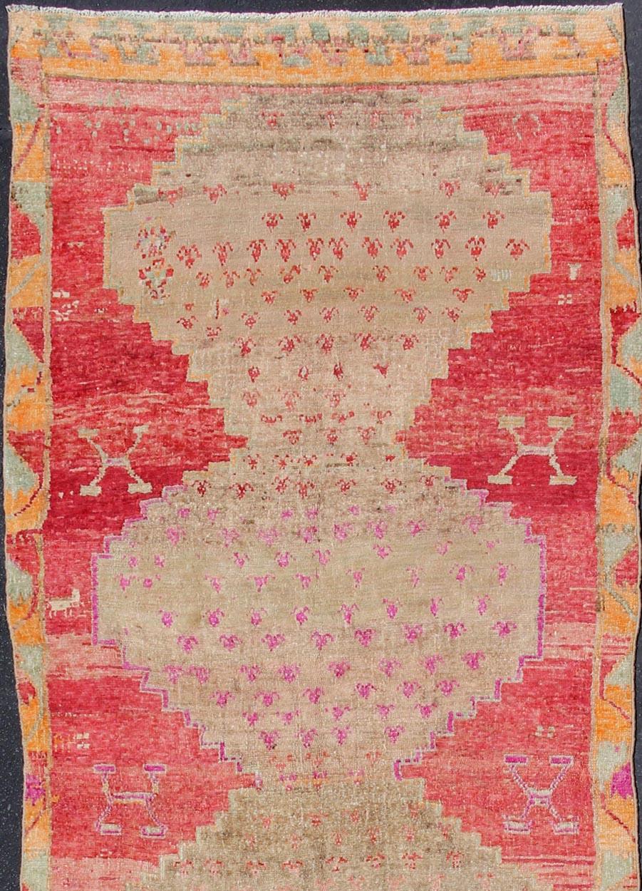 Turc Tapis de couloir turc vintage vibrant en rouge délavé, corail, orange, rose et vert en vente