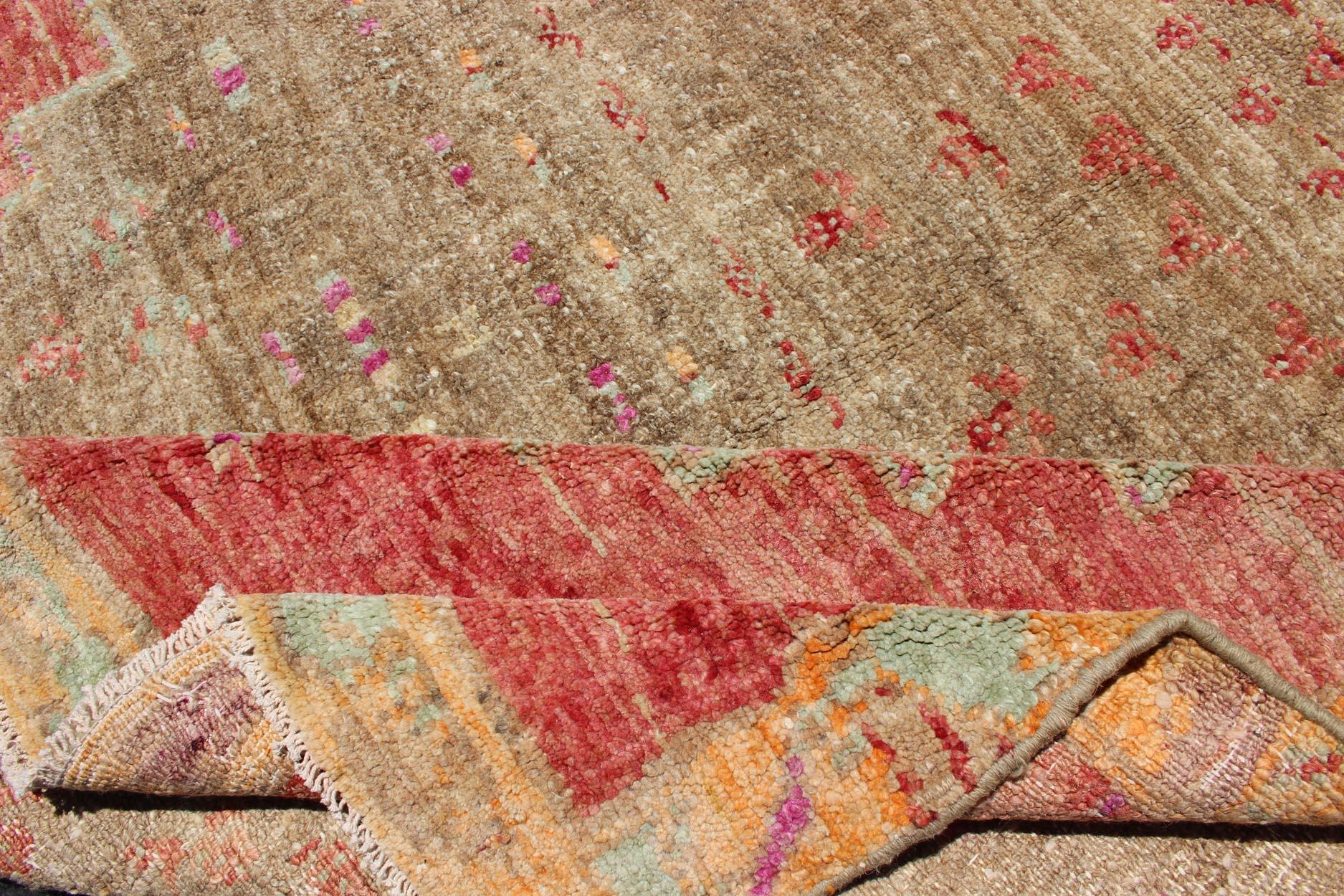 Noué à la main Tapis de couloir turc vintage vibrant en rouge délavé, corail, orange, rose et vert en vente