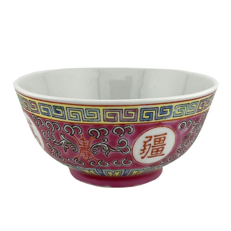 Eleva tu experiencia gastronómica con esta impresionante vajilla de porcelana china vintage, con el icónico diseño Famille Rose en rojo imperial intenso. Este vibrante juego incluye dos cuencos de arroz, dos platos de postre y dos platos de