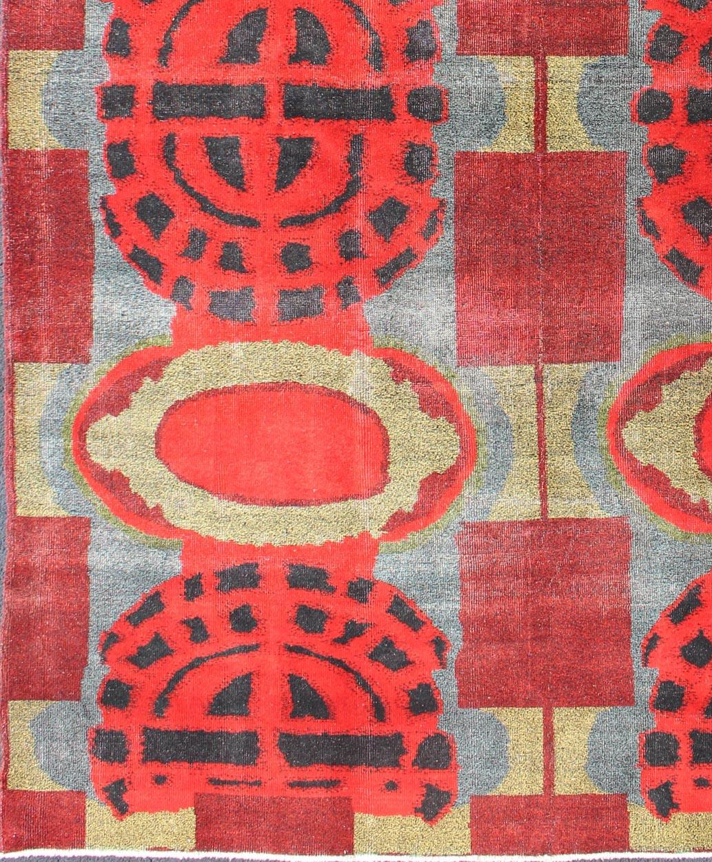 Grafischer geometrischer Teppich in Rottönen, moderner türkischer Vintage-Teppich, Teppich en-123914, Herkunftsland oder Typ: Türkei oder Oushak, um 1950.

Dieser türkische Oushak-Teppich mit modernem Design zeigt ein farbenfrohes, rotes,