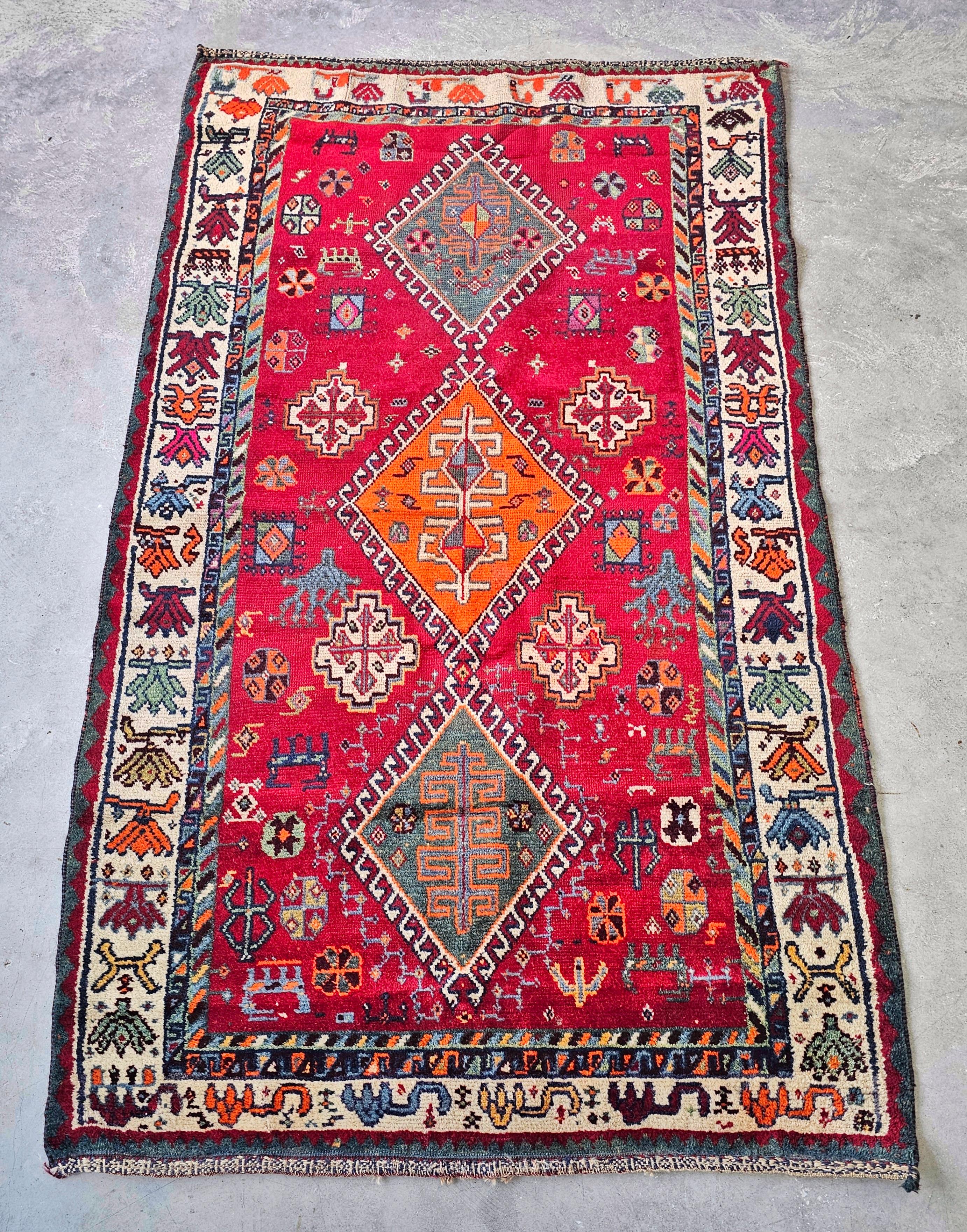 Vous trouverez dans cette liste un tapis persan très attrayant et vibrant. Ce tapis appartient à la famille des tapis Shiraz et présente un magnifique motif abstrait. Cette pièce a été nouée à la main en 100 % laine. Fabriqué en Iran vers les années