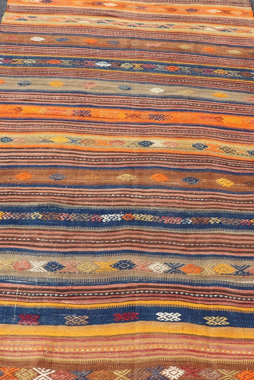 Tapis Kilim turc vintage vibrant à motifs géométriques en vente 3