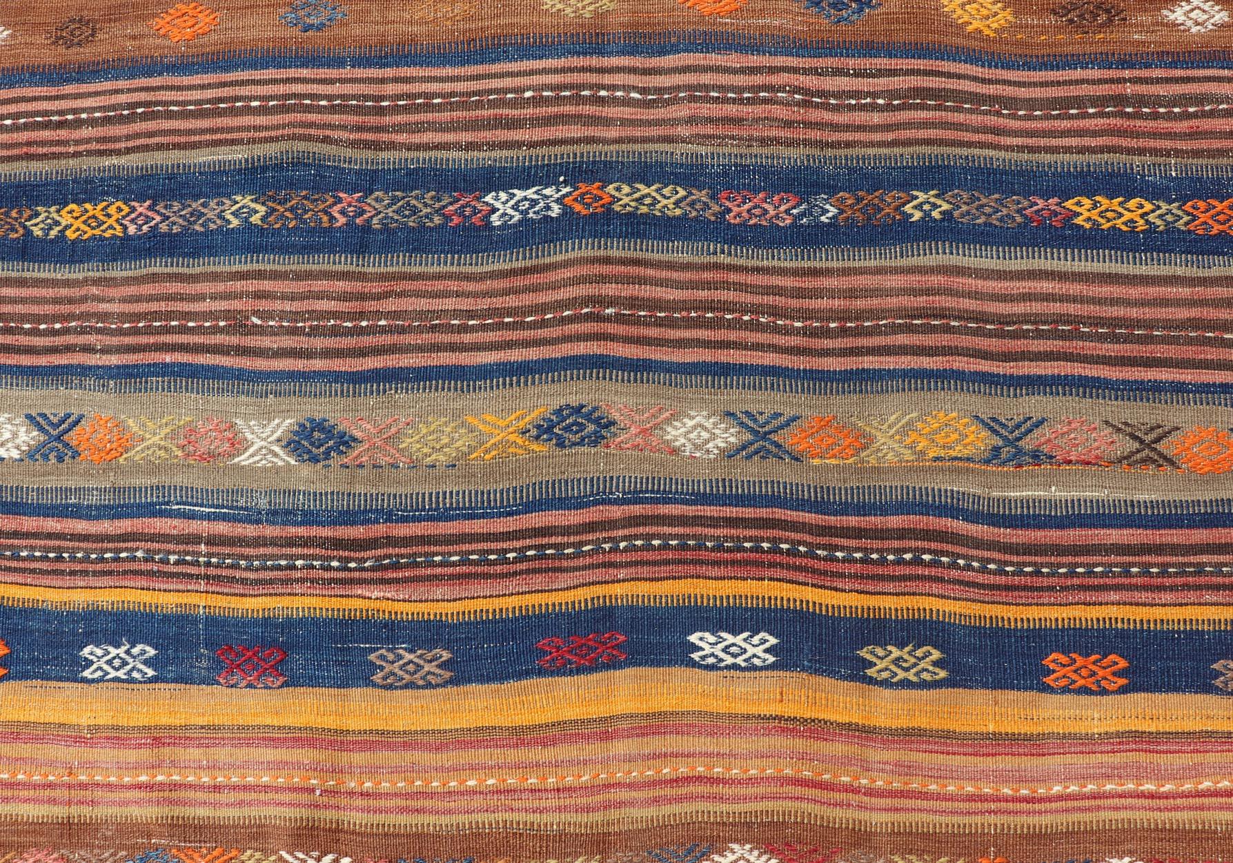 Turc Tapis Kilim turc vintage vibrant à motifs géométriques en vente