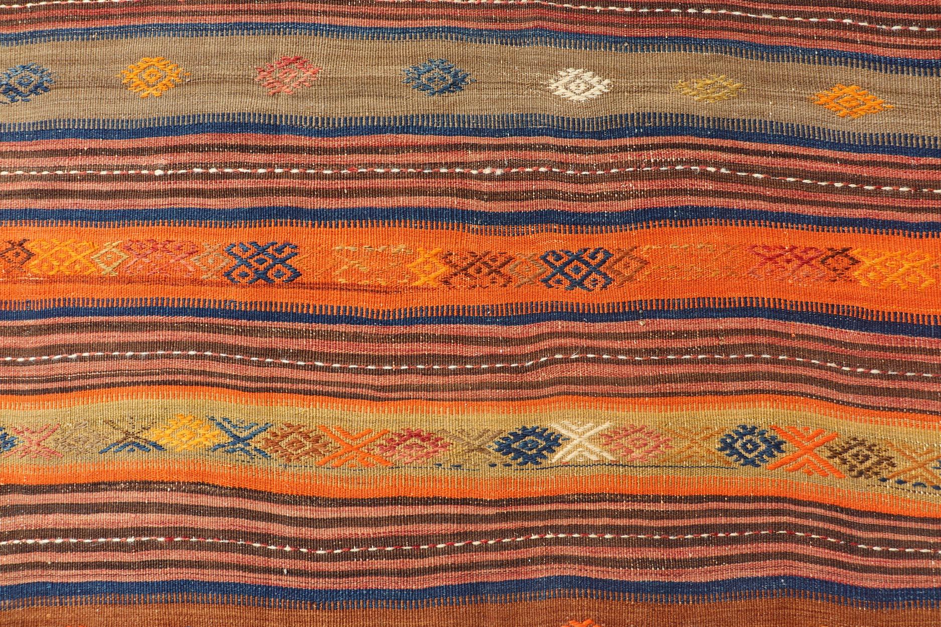 Tissé à la main Tapis Kilim turc vintage vibrant à motifs géométriques en vente