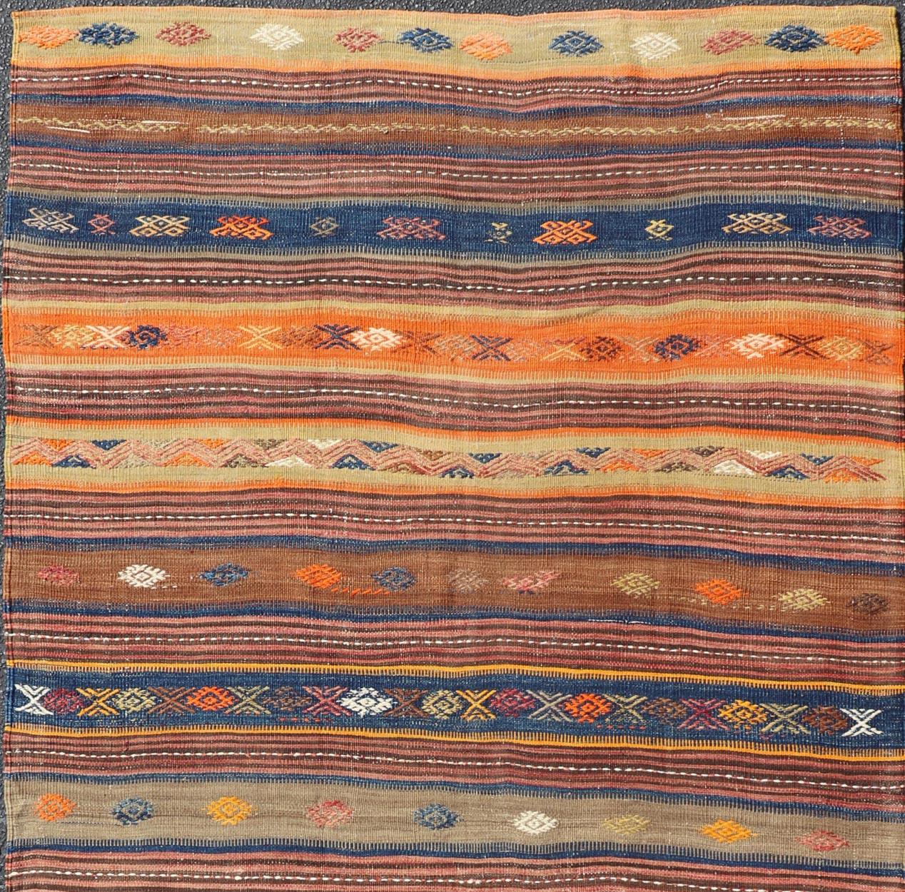 20ième siècle Tapis Kilim turc vintage vibrant à motifs géométriques en vente