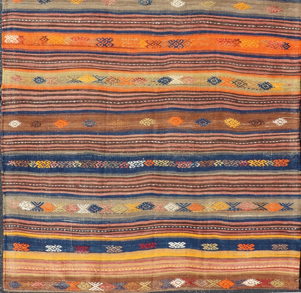 Tapis Kilim turc vintage vibrant à motifs géométriques en vente 1