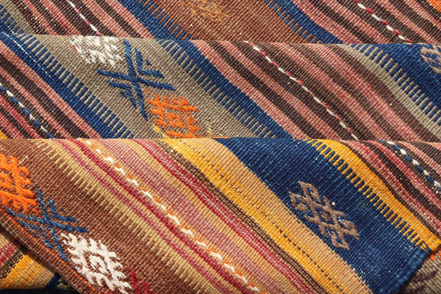 Tapis Kilim turc vintage vibrant à motifs géométriques en vente 2