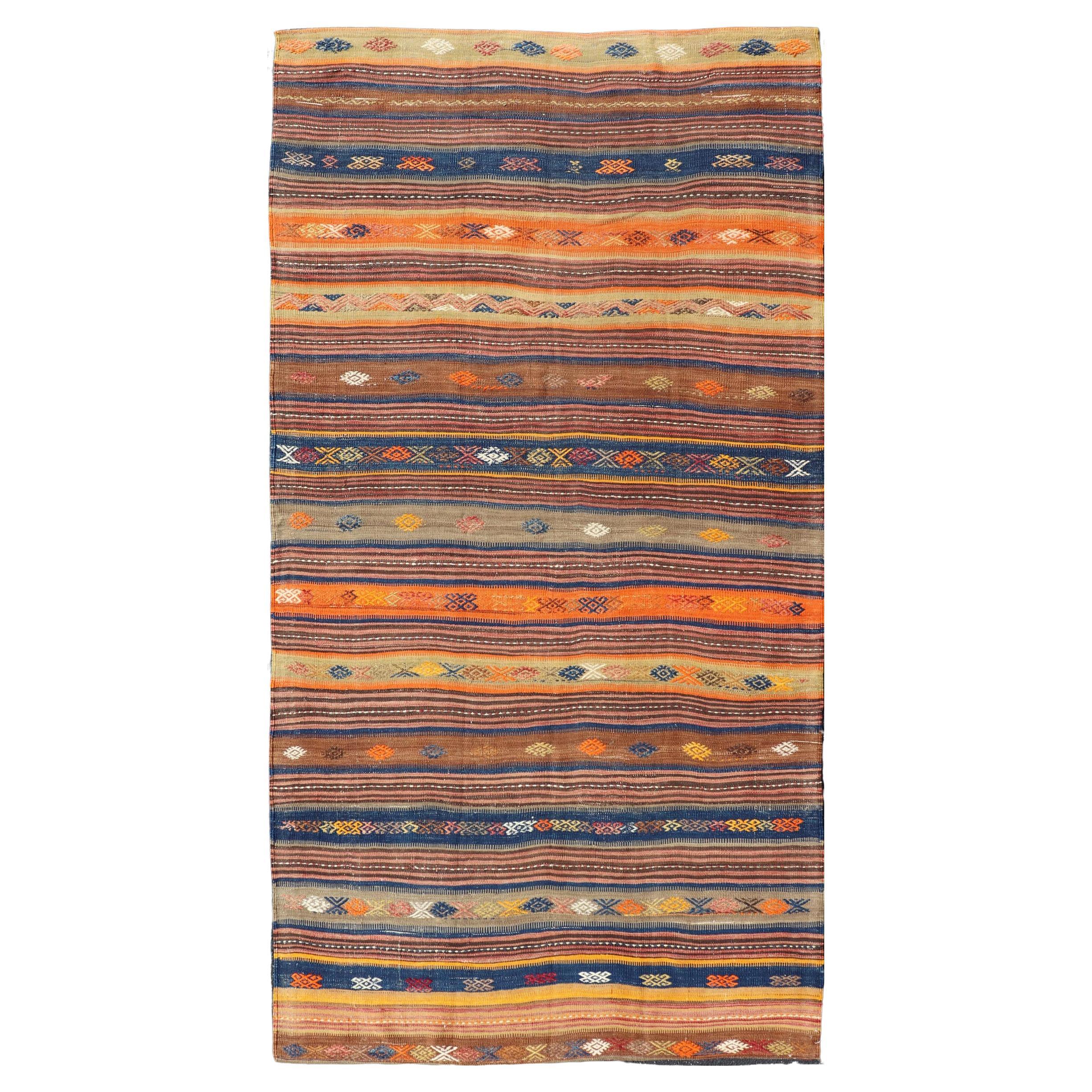Tapis Kilim turc vintage vibrant à motifs géométriques en vente
