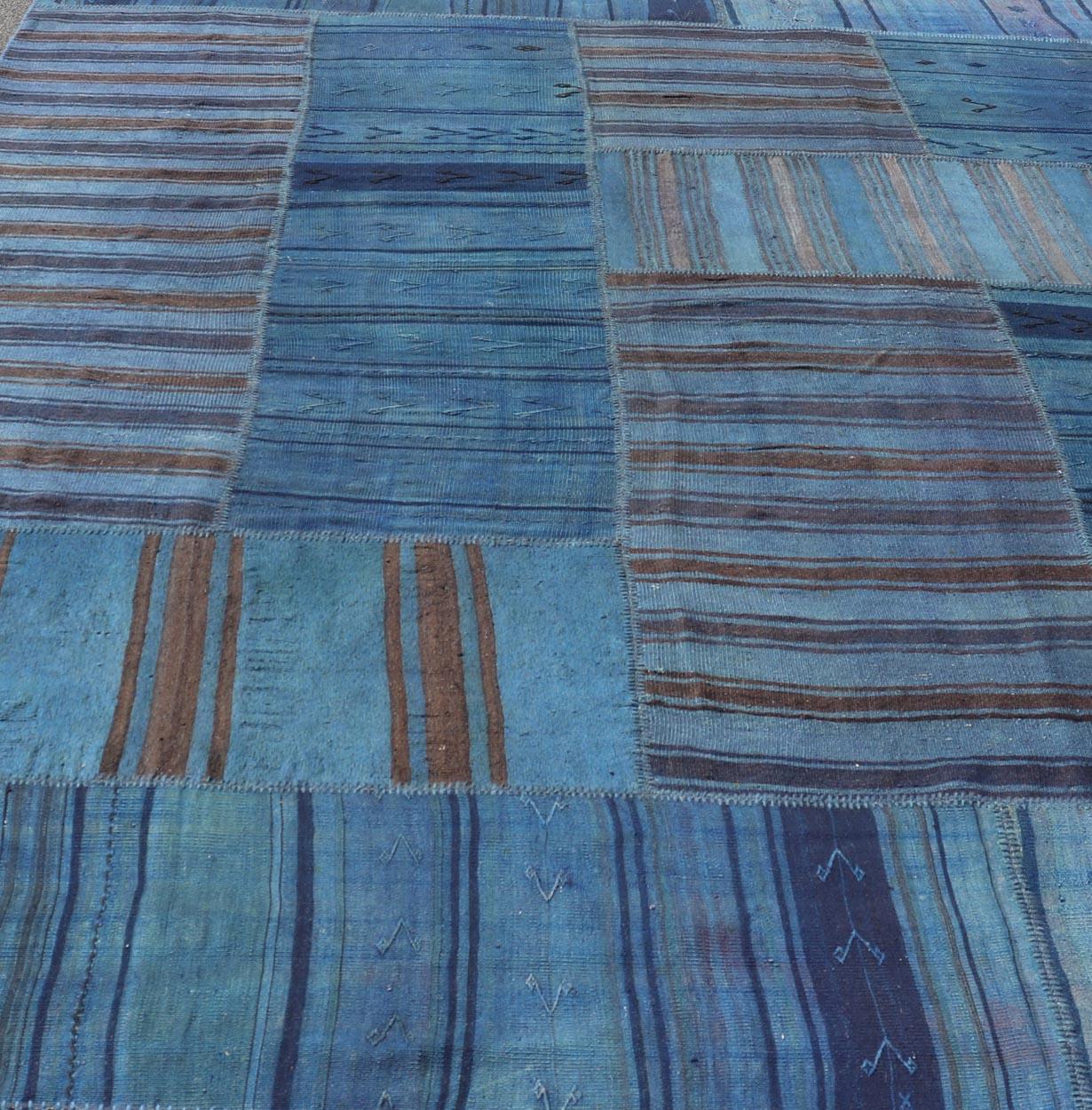 Türkischer Kelim-Teppich im lebhaften Vintage-Stil in sattem Blau mit Patchwork-Design 10'0 x 14'4 im Angebot 4