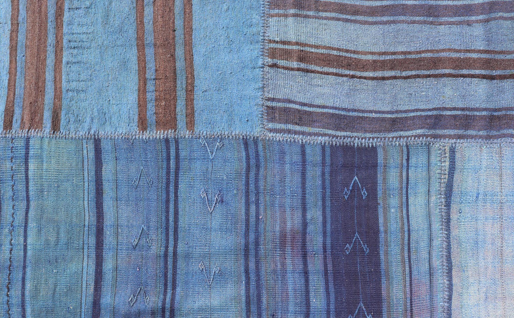 Türkischer Kelim-Teppich im lebhaften Vintage-Stil in sattem Blau mit Patchwork-Design 10'0 x 14'4 im Angebot 6