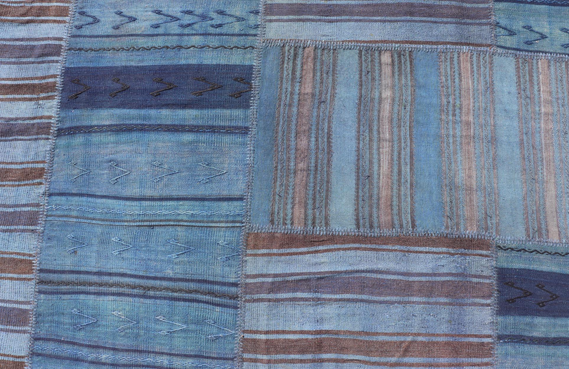 Maße: 10'0 x 14'4 
Lebendige Vintage türkischen Kilim Teppich in Rich Blue mit Patchwork-Design 10'0 x 14'4. Keivan Woven Arts / Teppich / EN-15886 Herkunftsland / Art: Türkei / Kelim 
Dieser türkische Kelimteppich zeichnet sich durch ein