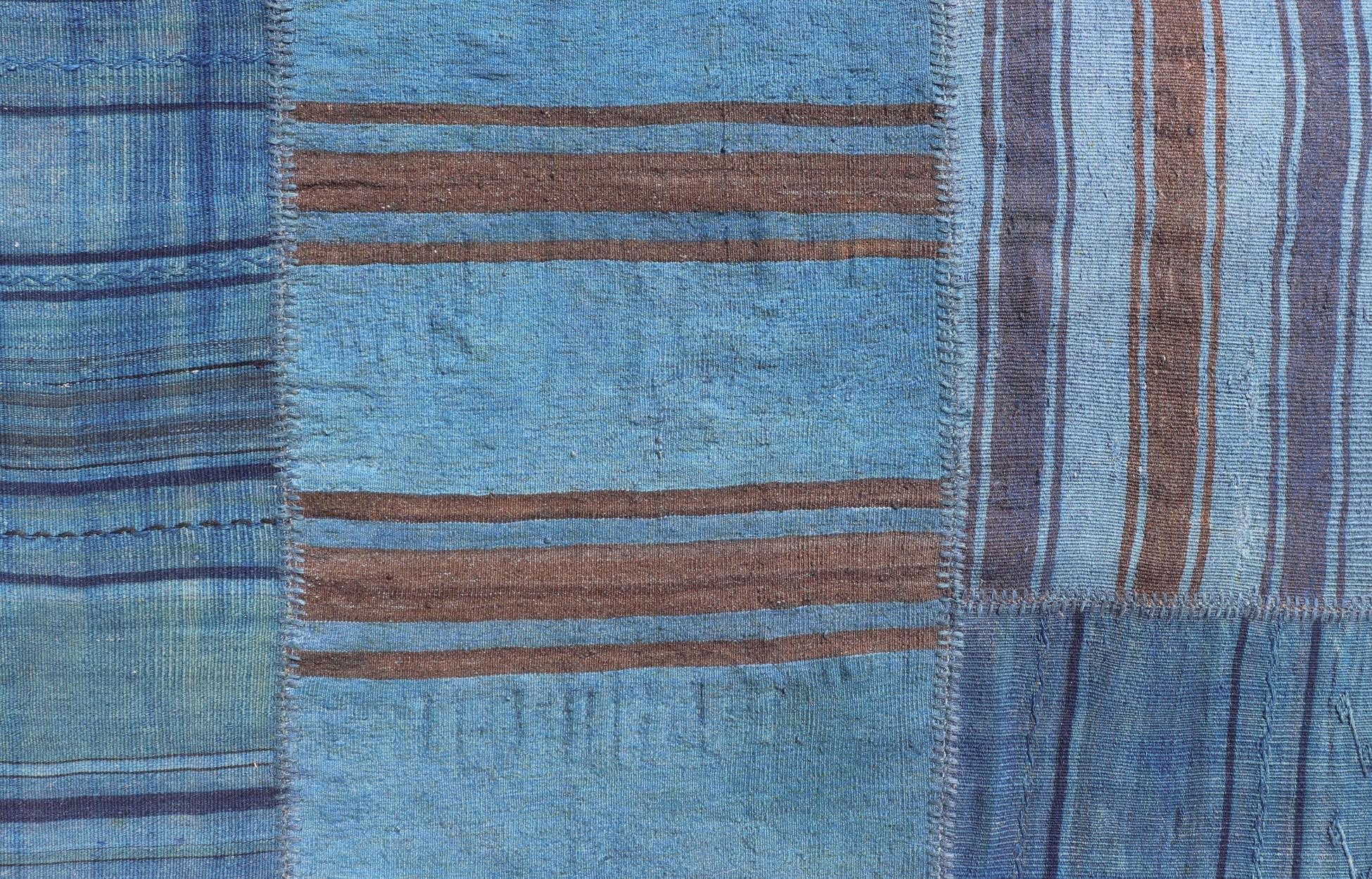Türkischer Kelim-Teppich im lebhaften Vintage-Stil in sattem Blau mit Patchwork-Design 10'0 x 14'4 (20. Jahrhundert) im Angebot