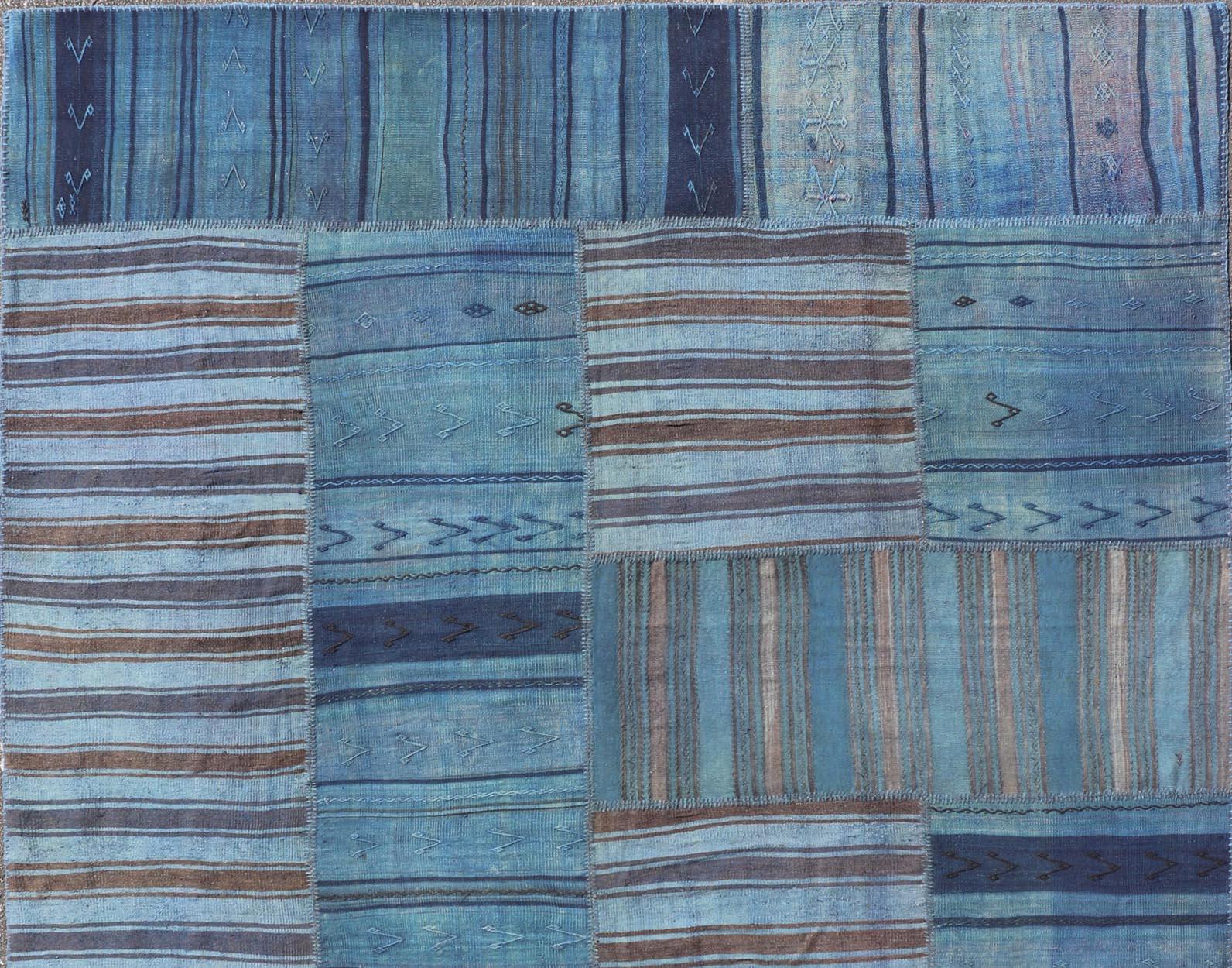 Türkischer Kelim-Teppich im lebhaften Vintage-Stil in sattem Blau mit Patchwork-Design 10'0 x 14'4 (Wolle) im Angebot