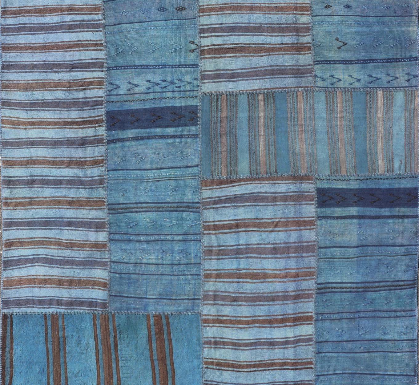 Türkischer Kelim-Teppich im lebhaften Vintage-Stil in sattem Blau mit Patchwork-Design 10'0 x 14'4 im Angebot 1