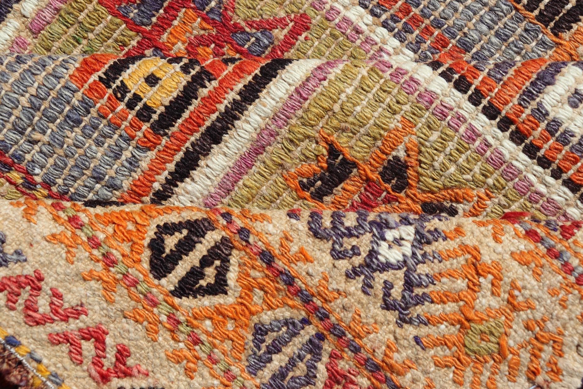 Türkischer Kelim-Teppich im Vintage-Stil mit geometrischen Mustern, 3'1 x 4'2 im Angebot 4