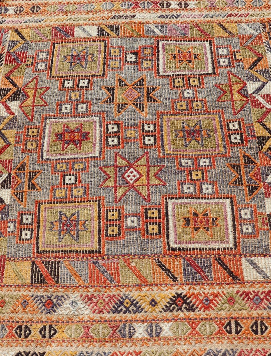 Maße: 3'1 x 4'2 
Lebendiger türkischer Vintage-Kilim-Teppich mit geometrischen Mustern 3'1 x 4'2. 
Keivan Woven Arts / Teppich / EN-15778 Herkunftsland / Art: Türkei / Kelim.

Der Teppich zeichnet sich durch eine dynamische Farbpalette mit kräftigen
