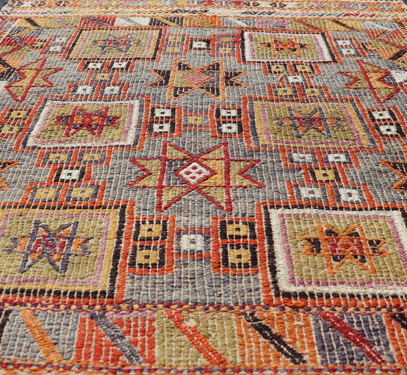 Türkischer Kelim-Teppich im Vintage-Stil mit geometrischen Mustern, 3'1 x 4'2 (Handgewebt) im Angebot