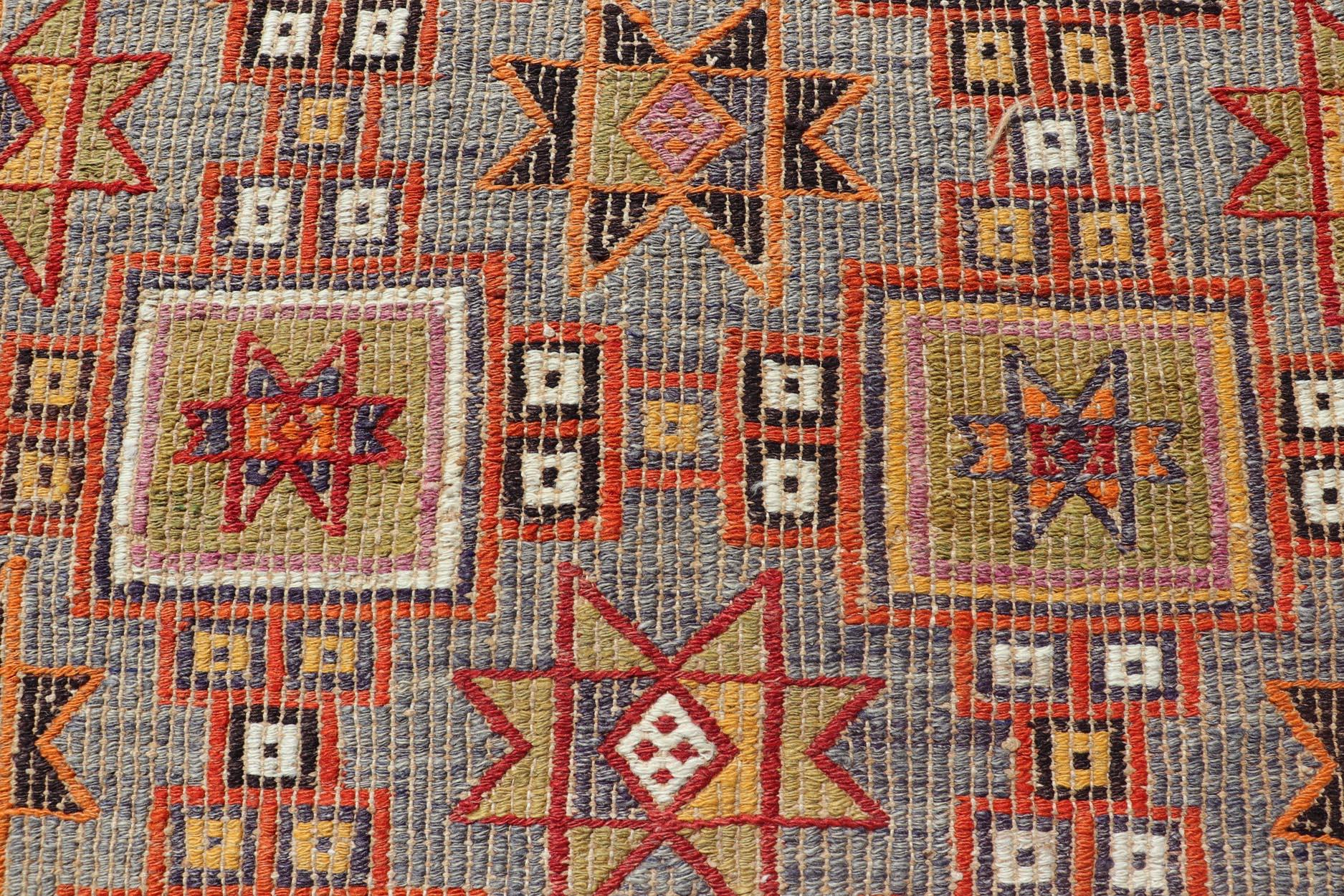 Türkischer Kelim-Teppich im Vintage-Stil mit geometrischen Mustern, 3'1 x 4'2 im Zustand „Gut“ im Angebot in Atlanta, GA