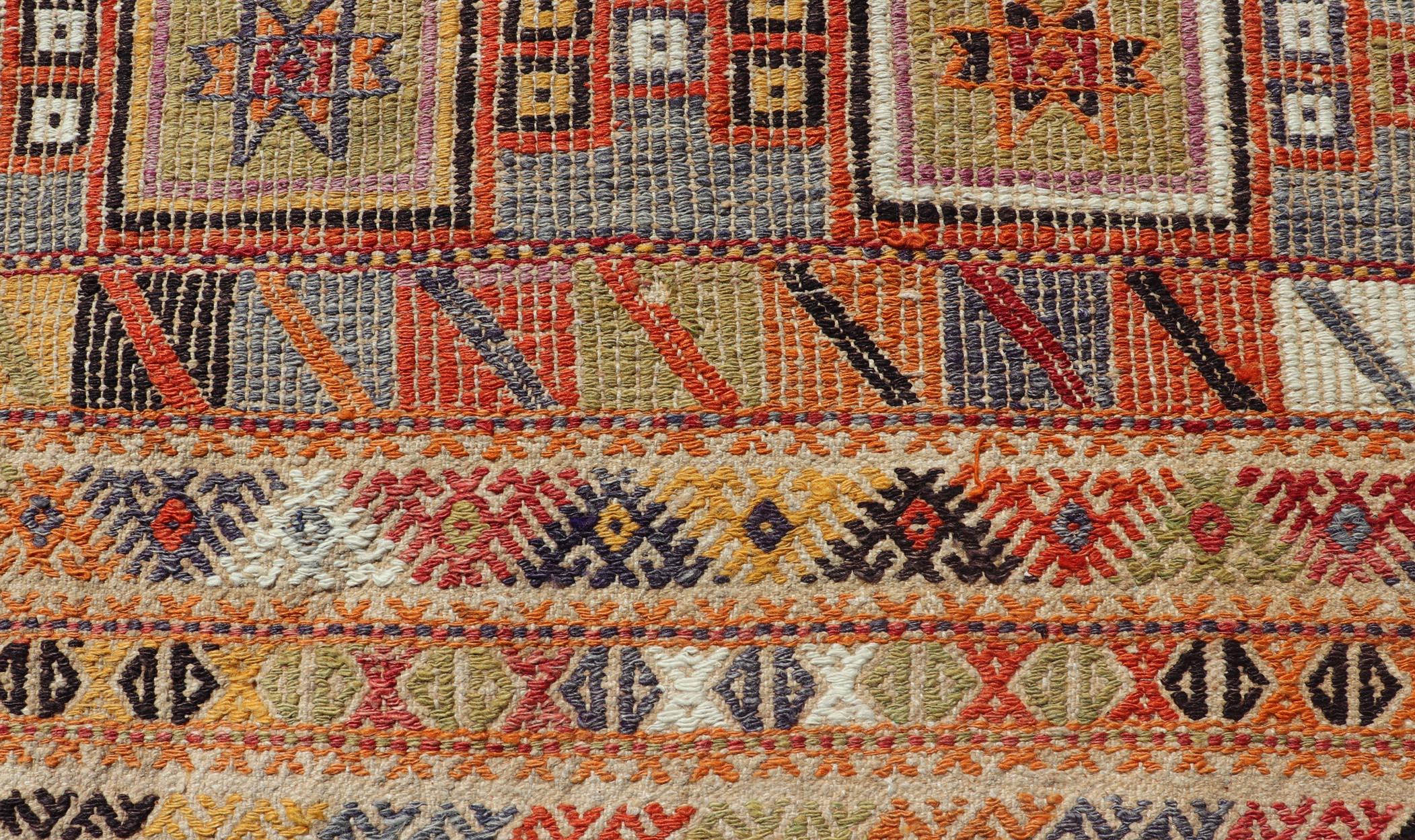 Türkischer Kelim-Teppich im Vintage-Stil mit geometrischen Mustern, 3'1 x 4'2 (20. Jahrhundert) im Angebot