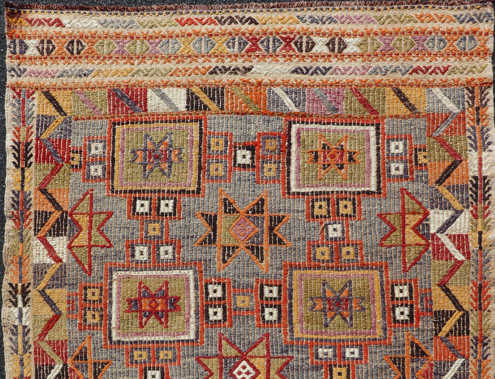 Türkischer Kelim-Teppich im Vintage-Stil mit geometrischen Mustern, 3'1 x 4'2 (Wolle) im Angebot