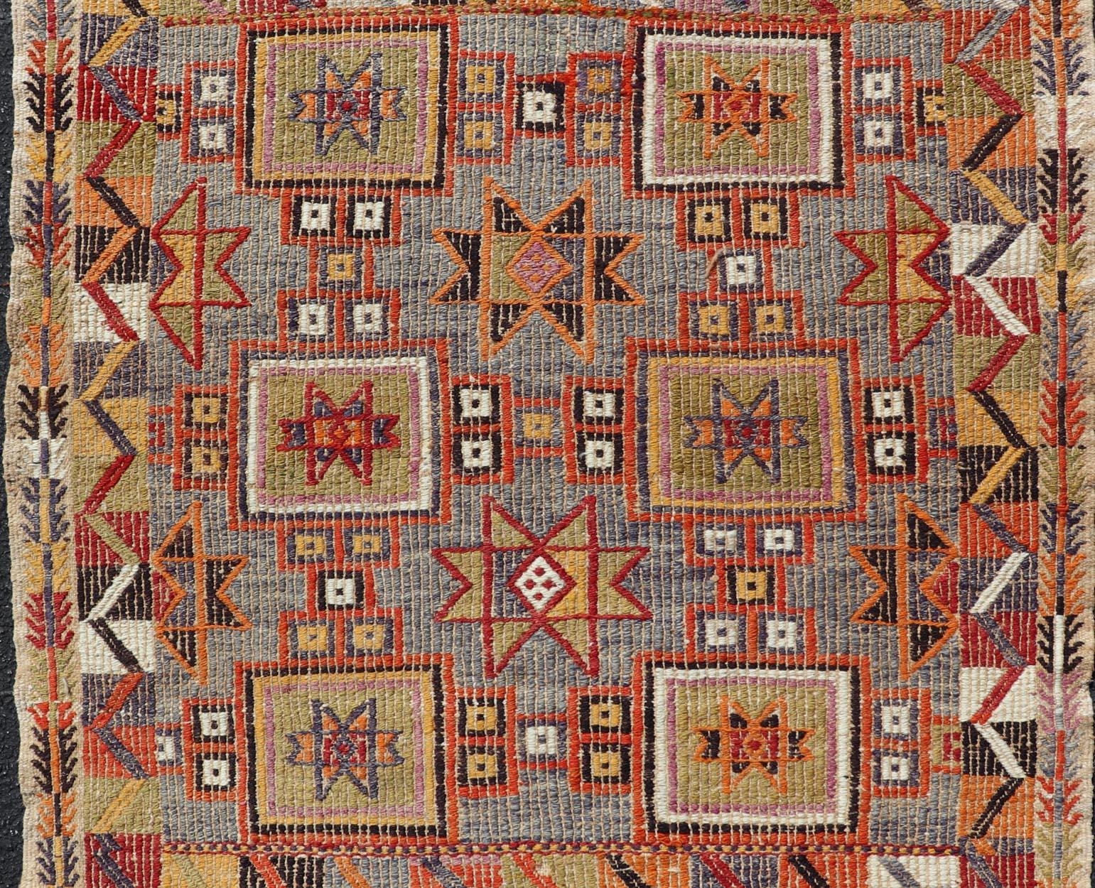 Türkischer Kelim-Teppich im Vintage-Stil mit geometrischen Mustern, 3'1 x 4'2 im Angebot 1
