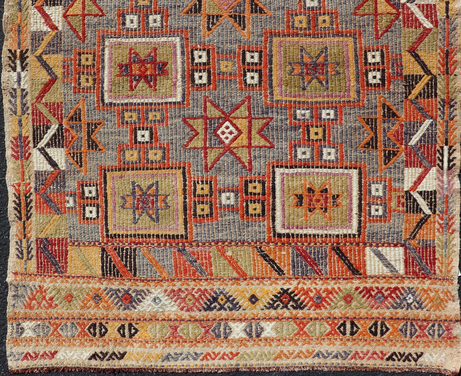Türkischer Kelim-Teppich im Vintage-Stil mit geometrischen Mustern, 3'1 x 4'2 im Angebot 2