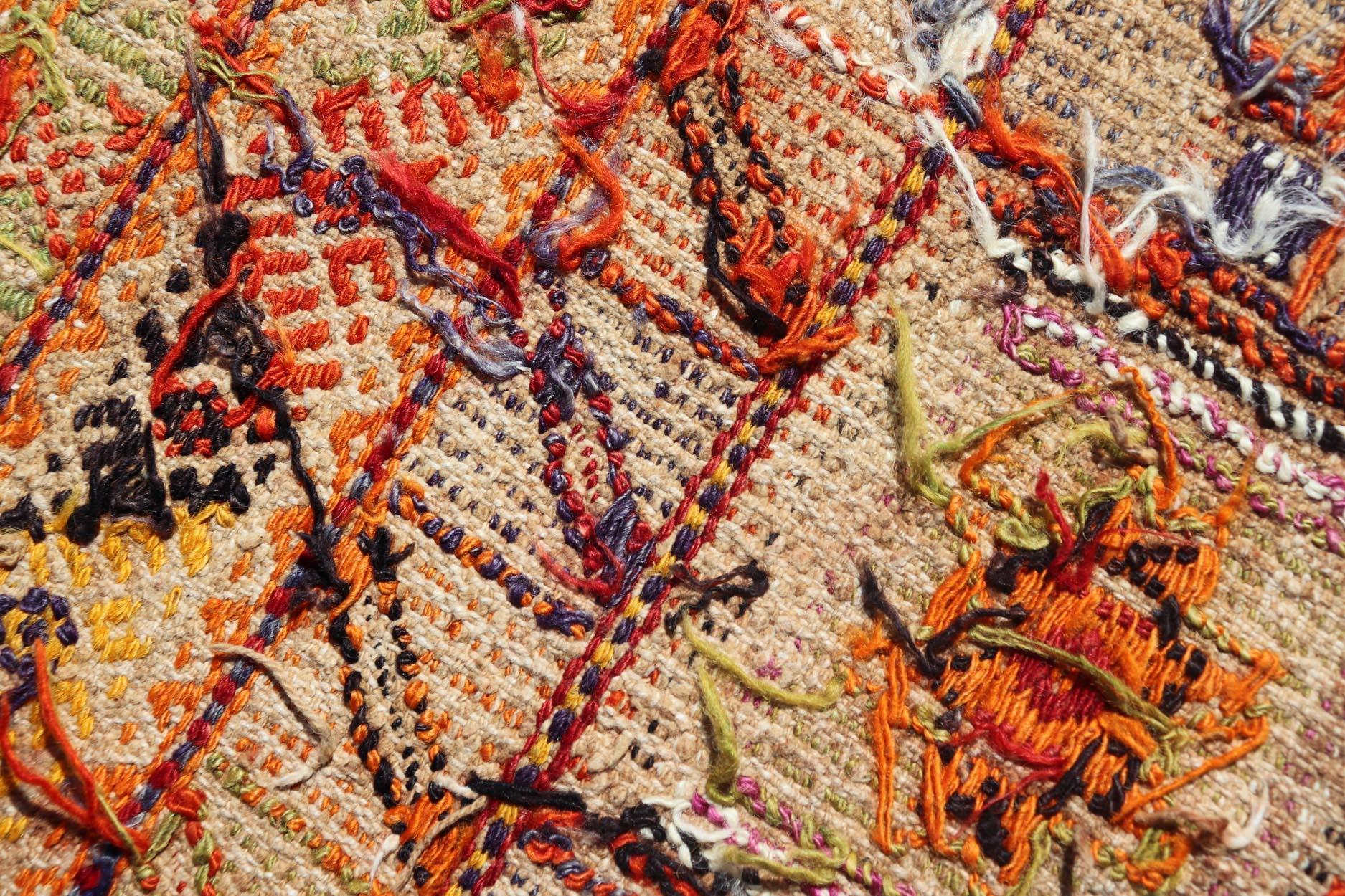 Türkischer Kelim-Teppich im Vintage-Stil mit geometrischen Mustern, 3'1 x 4'2 im Angebot 3