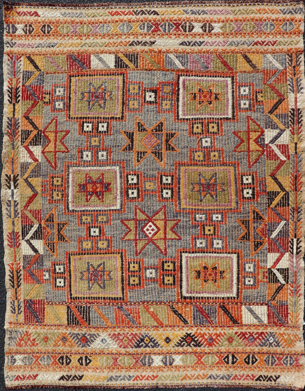 Tapis Kilim turc vintage vibrant avec motifs géométriques 3'1 x 4'2
