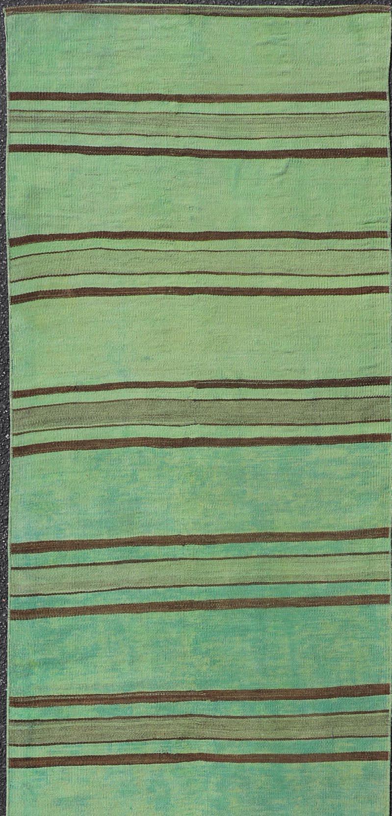 Lebendiger türkischer Kelim-Läufer mit grünen und braunen Streifen 2'8 x 12'1 (Türkisch) im Angebot