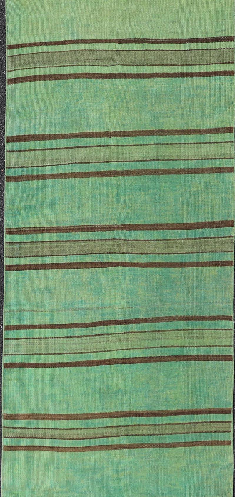 Lebendiger türkischer Kelim-Läufer mit grünen und braunen Streifen 2'8 x 12'1 (Handgewebt) im Angebot