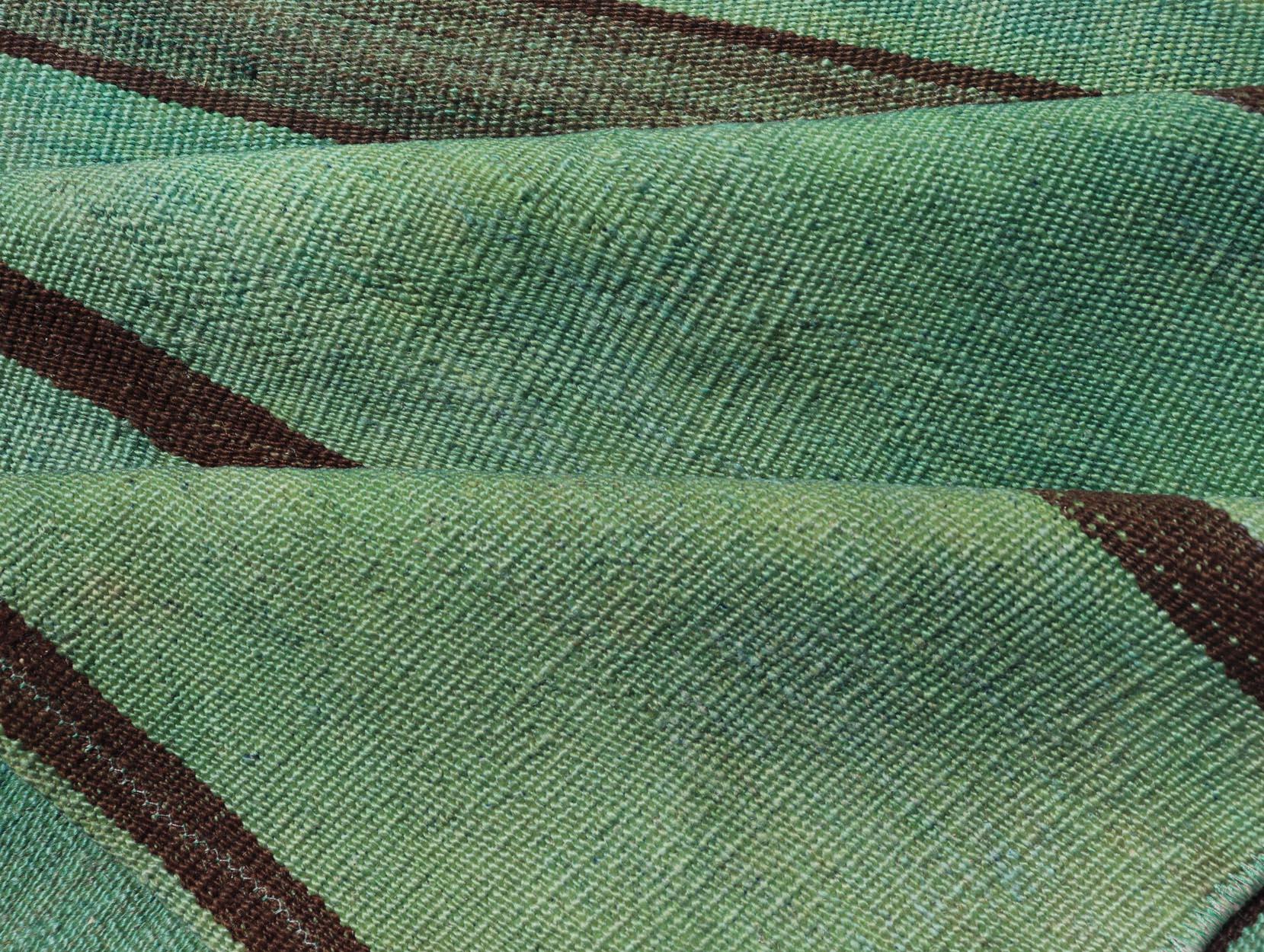 Lebendiger türkischer Kelim-Läufer mit grünen und braunen Streifen 2'8 x 12'1 (Wolle) im Angebot