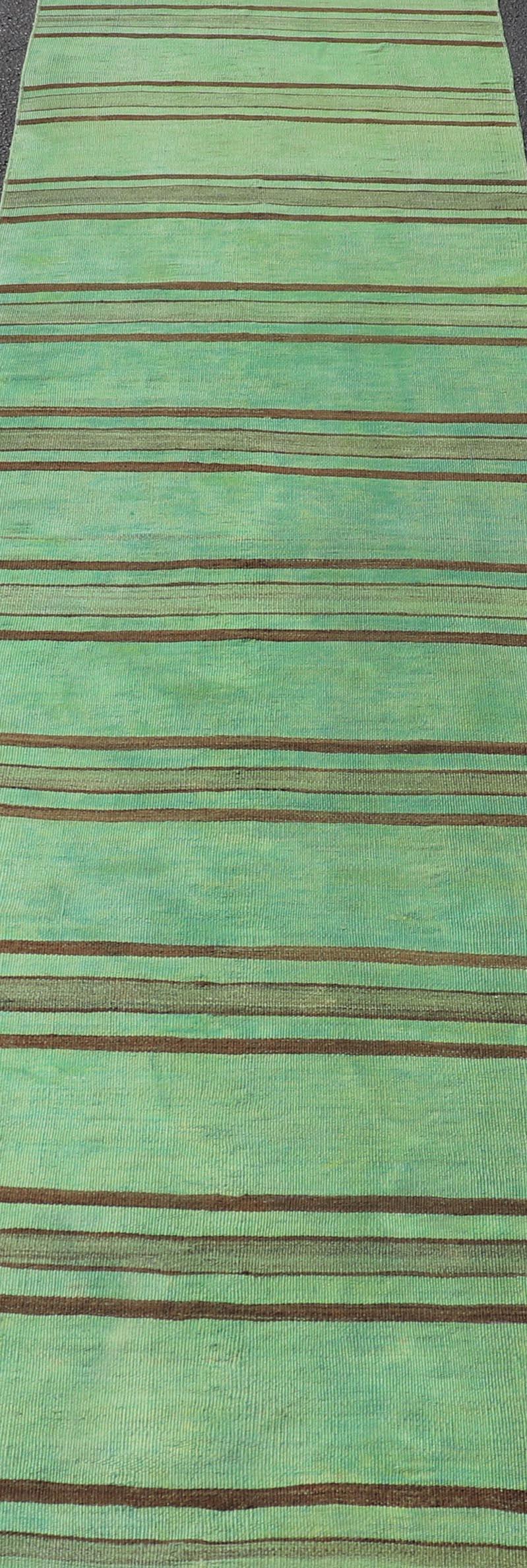 Lebendiger türkischer Kelim-Läufer mit grünen und braunen Streifen 2'8 x 12'1 im Angebot 1