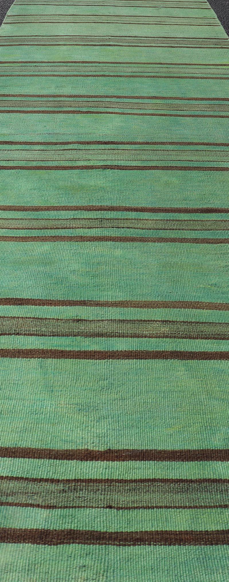 Lebendiger türkischer Kelim-Läufer mit grünen und braunen Streifen 2'8 x 12'1 im Angebot 2