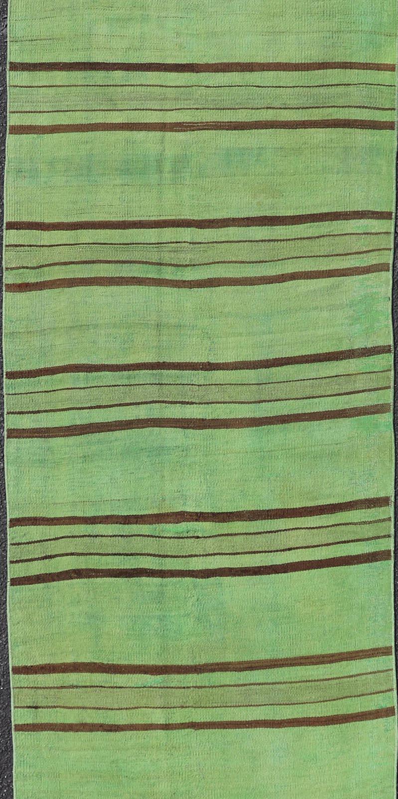 Kilim Vibrante runner kilim turco vintage a strisce verdi e marroni 2'9 x 12'1 in vendita