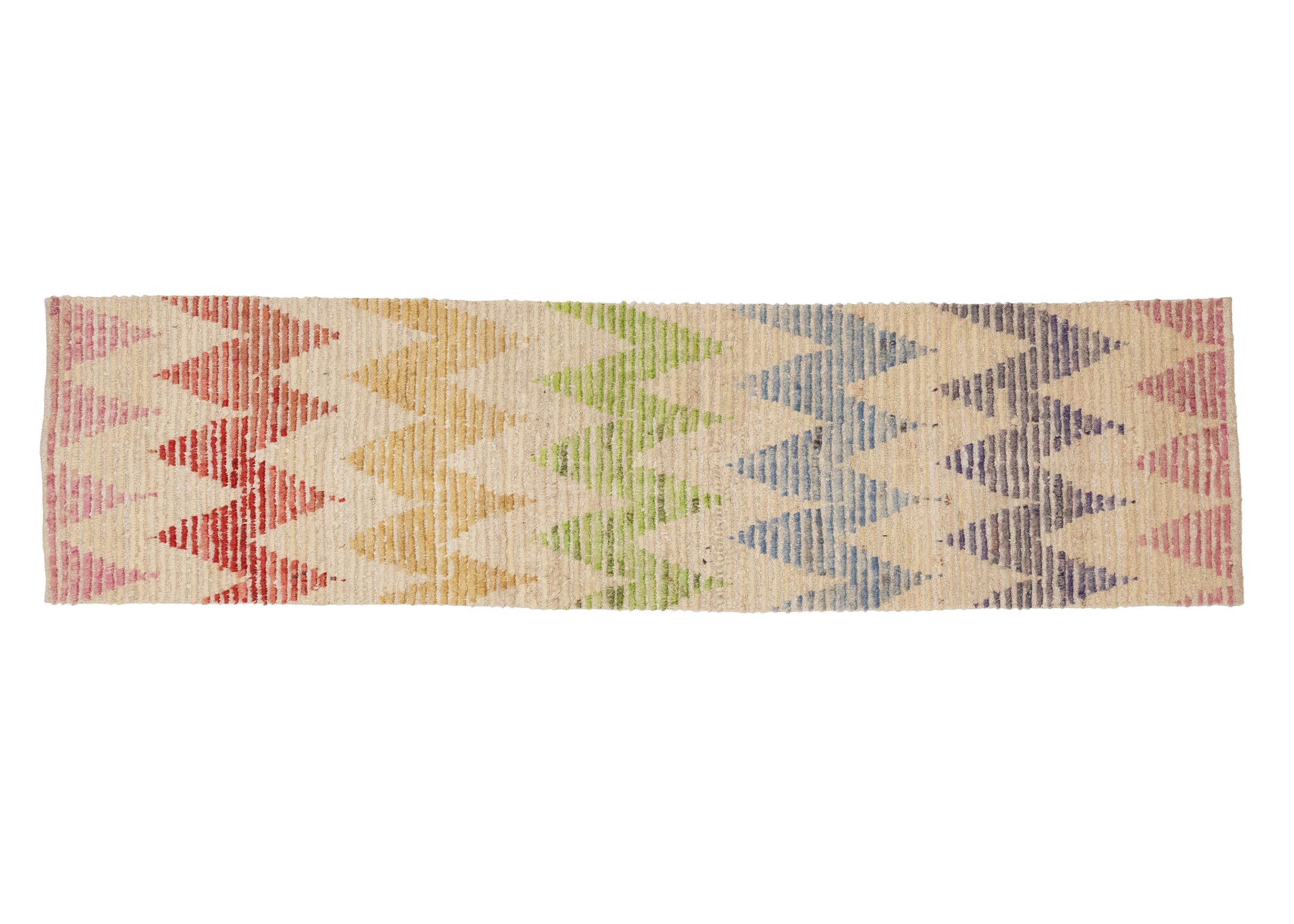 Dieser atemberaubende türkische Vintage-Teppich aus den 1950er Jahren besticht durch ein faszinierendes Zickzack-Muster in einem Regenbogen von Farben. Dieser Teppich versprüht Retro-Charme und verleiht jedem Raum einen lebendigen und fröhlichen