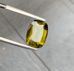 Lebendiger gelbgrüner Turmalin im Kissenschliff, loser Edelstein für feinen Schmuck