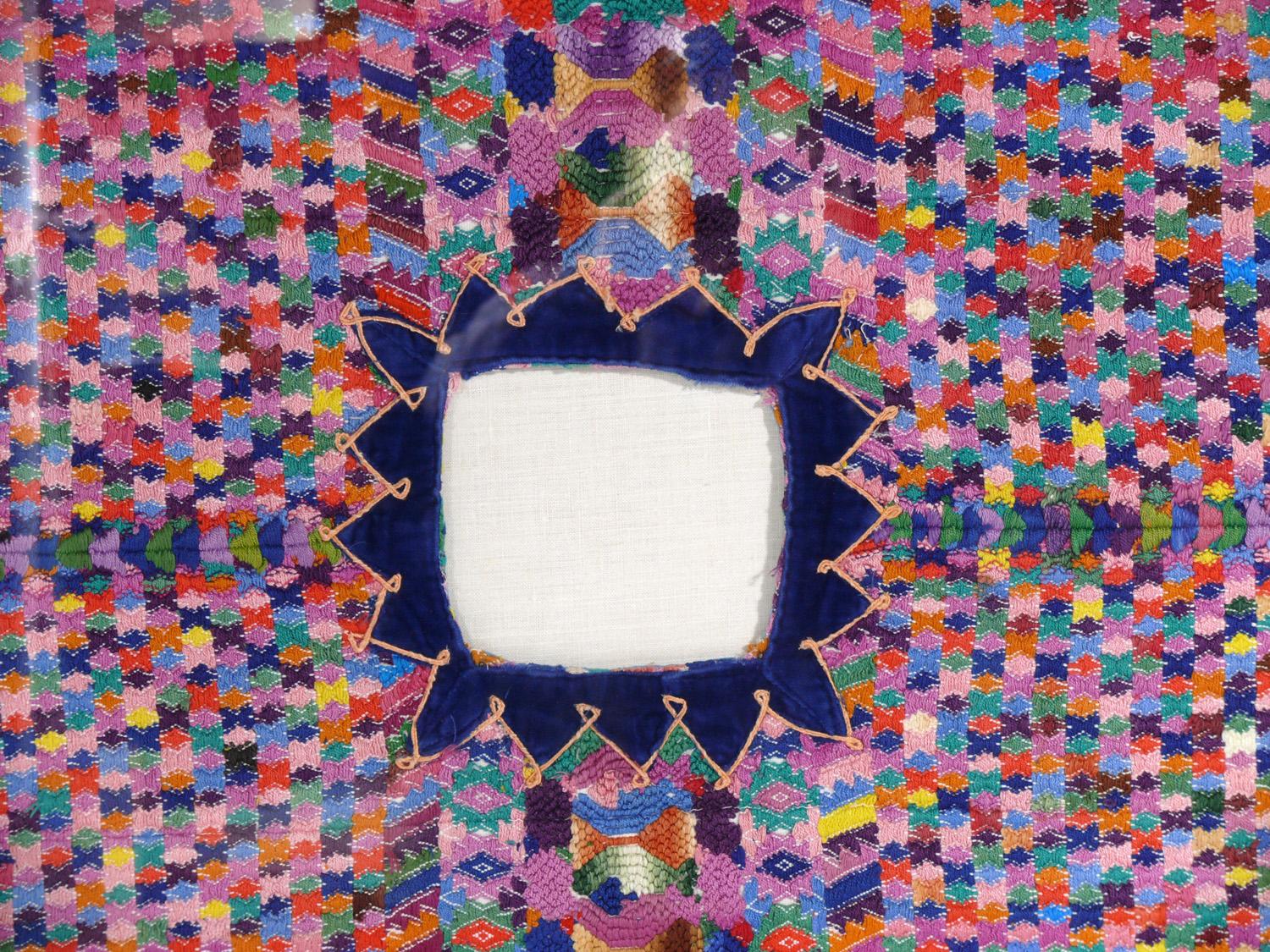 Tapisserie ou poncho d'art populaire sud-américain aux couleurs vives, fabriqué à la main, Amérique centrale ou du Sud, vers les années 1960. Nous avons acheté la succession d'une cadre de Coca Cola d'Atlanta, qui a voyagé dans le monde entier pour