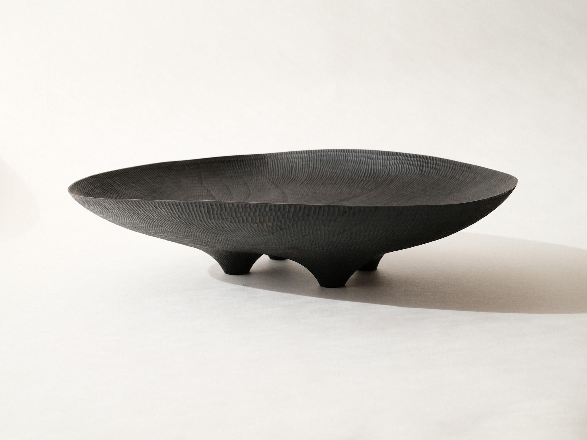 Bol vibrant d'Etienne Bailleul
Pièce unique. 
Dimensions : D 33,5 x L 28 x H 9,5 cm
MATERIAL : Cerisier
Technique : Teinté, sculpté à la main. 
Disponible dans d'autres dimensions ou finitions. 


Grand bol vibrant aux bords ondulés. Texturé