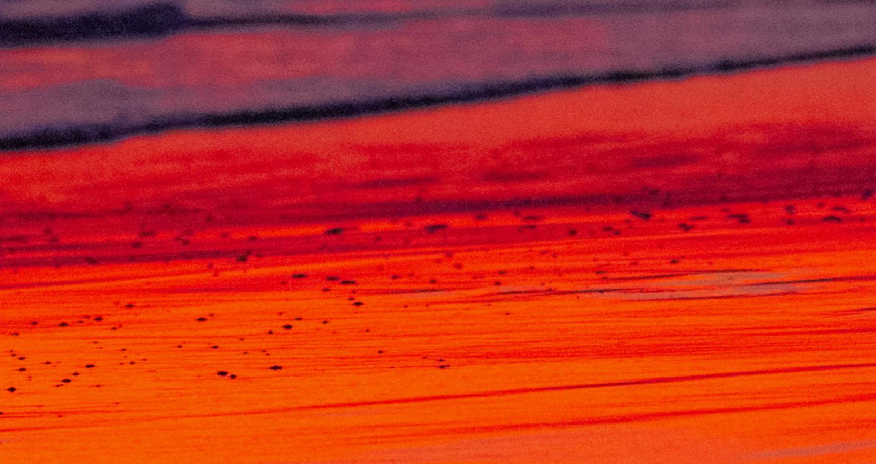 Teil der Kollektion The Shape of Water des spanischen Fotografen Cuco de Frutos. Dieses Originalfoto fängt den gemalten Himmel ein, das Feuer, das in der Erde versinkt und uns daran erinnert, wie schön die Welt sein kann. Die Gelassenheit und