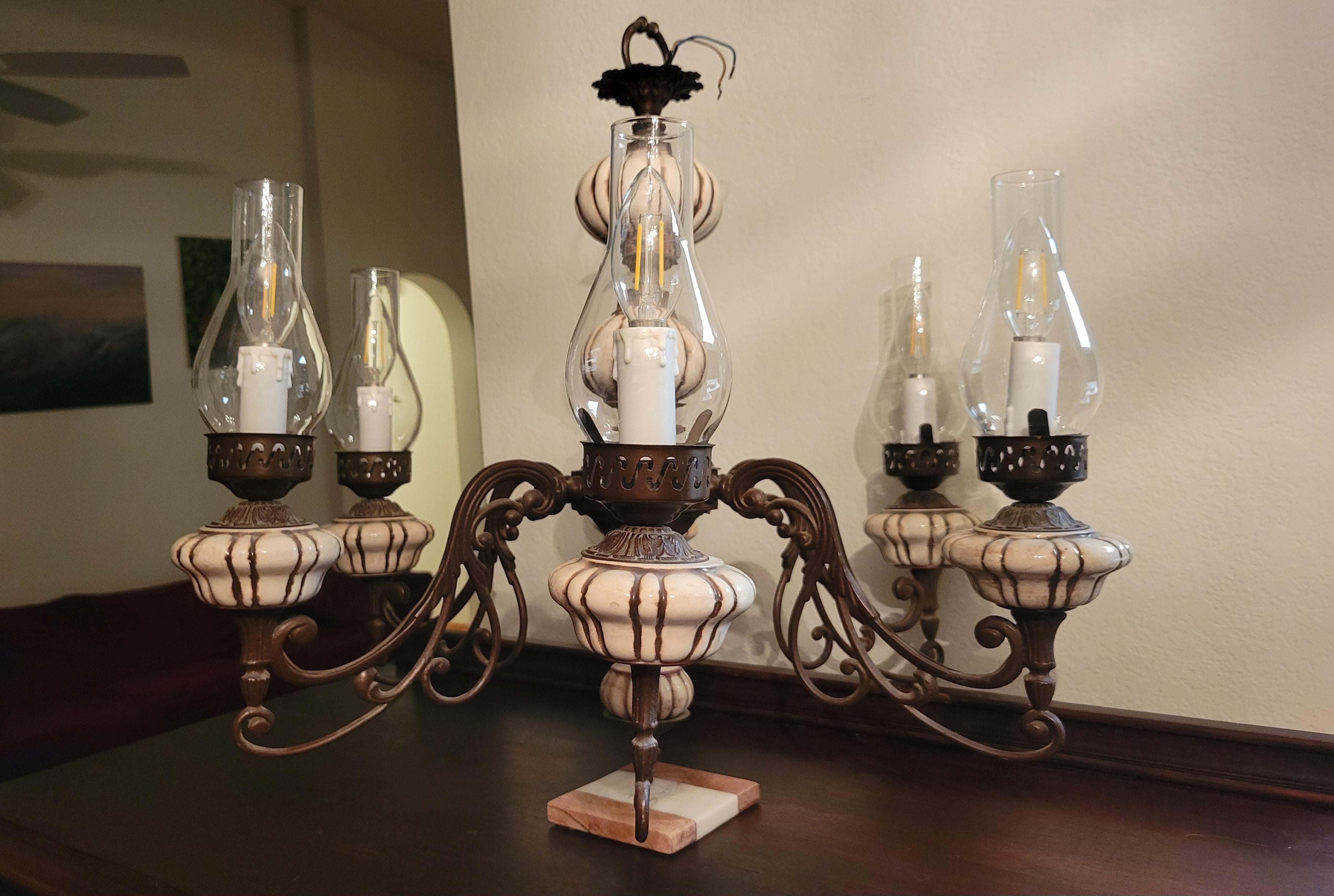 Le lustre italien vintage à 6 lumières en céramique peinte à la main. Le lustre mesure 24