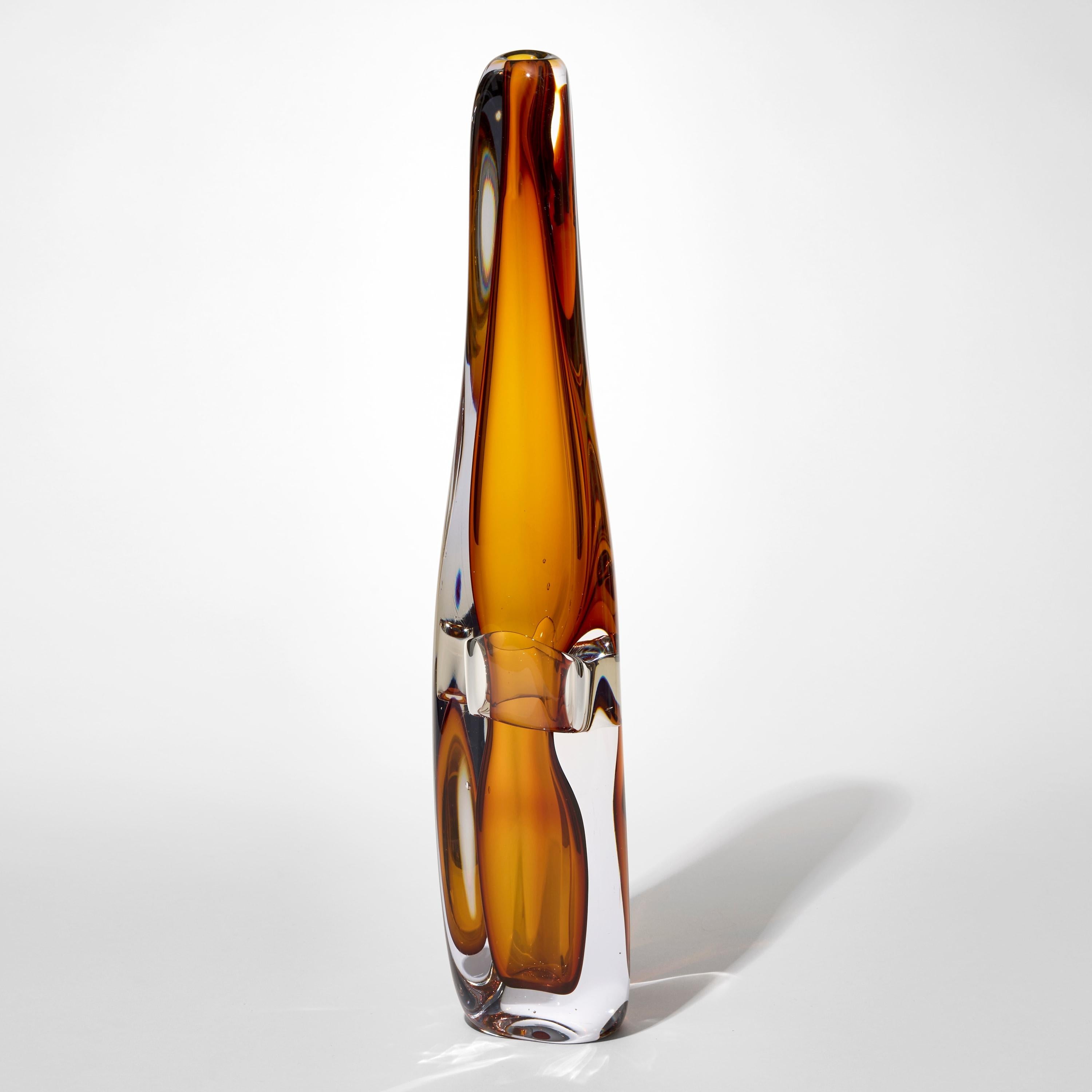 Organico moderno Sommario in Aurora Gelblich II, vaso in vetro soffiato a mano color ambra di Vic Bamforth in vendita