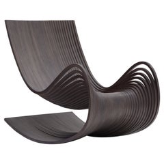 Vic Rocking Chair di Piegatto, un dondolo scultoreo contemporaneo