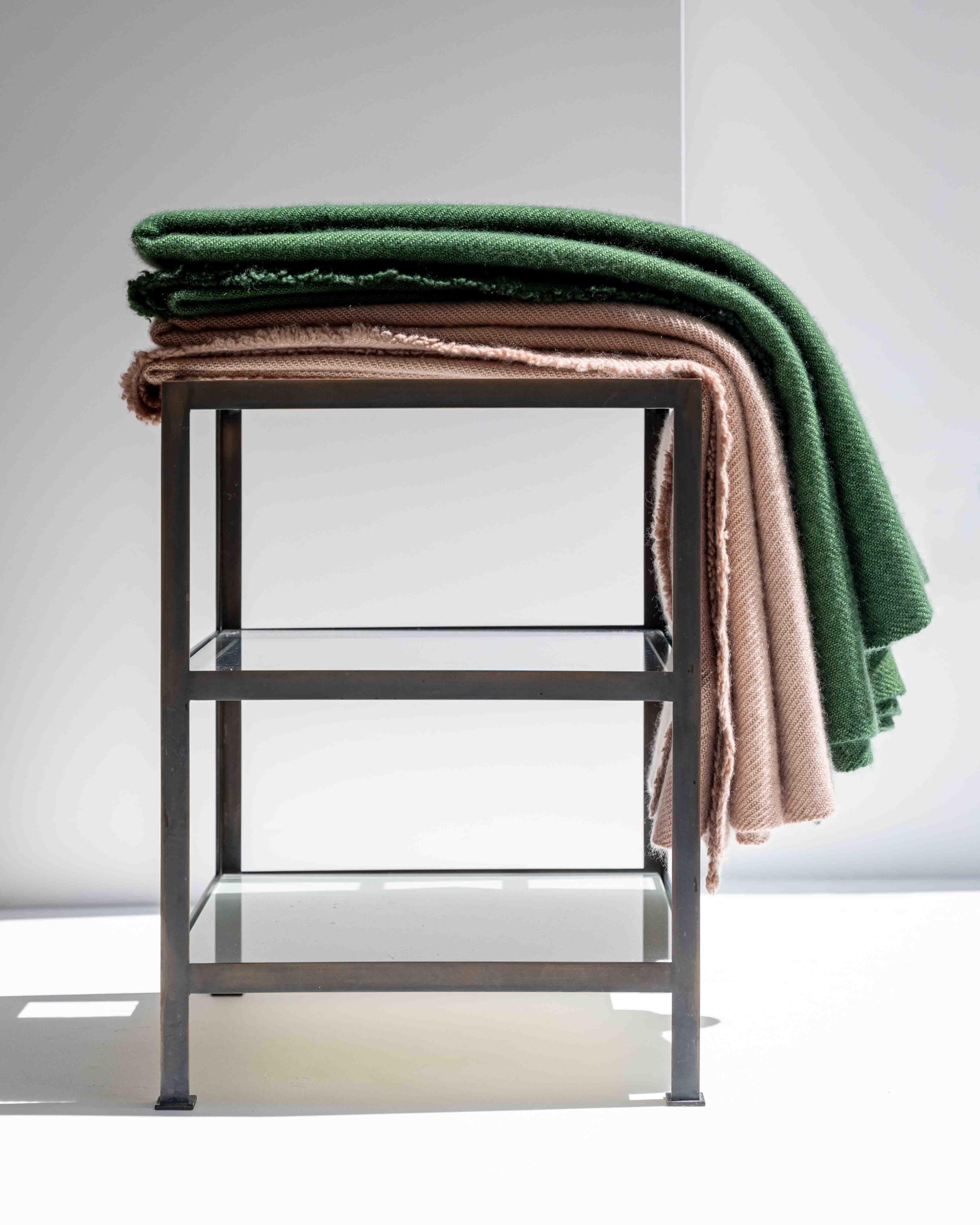 Vica Cashmere Throw Green In New Condition For Sale In New York, NY