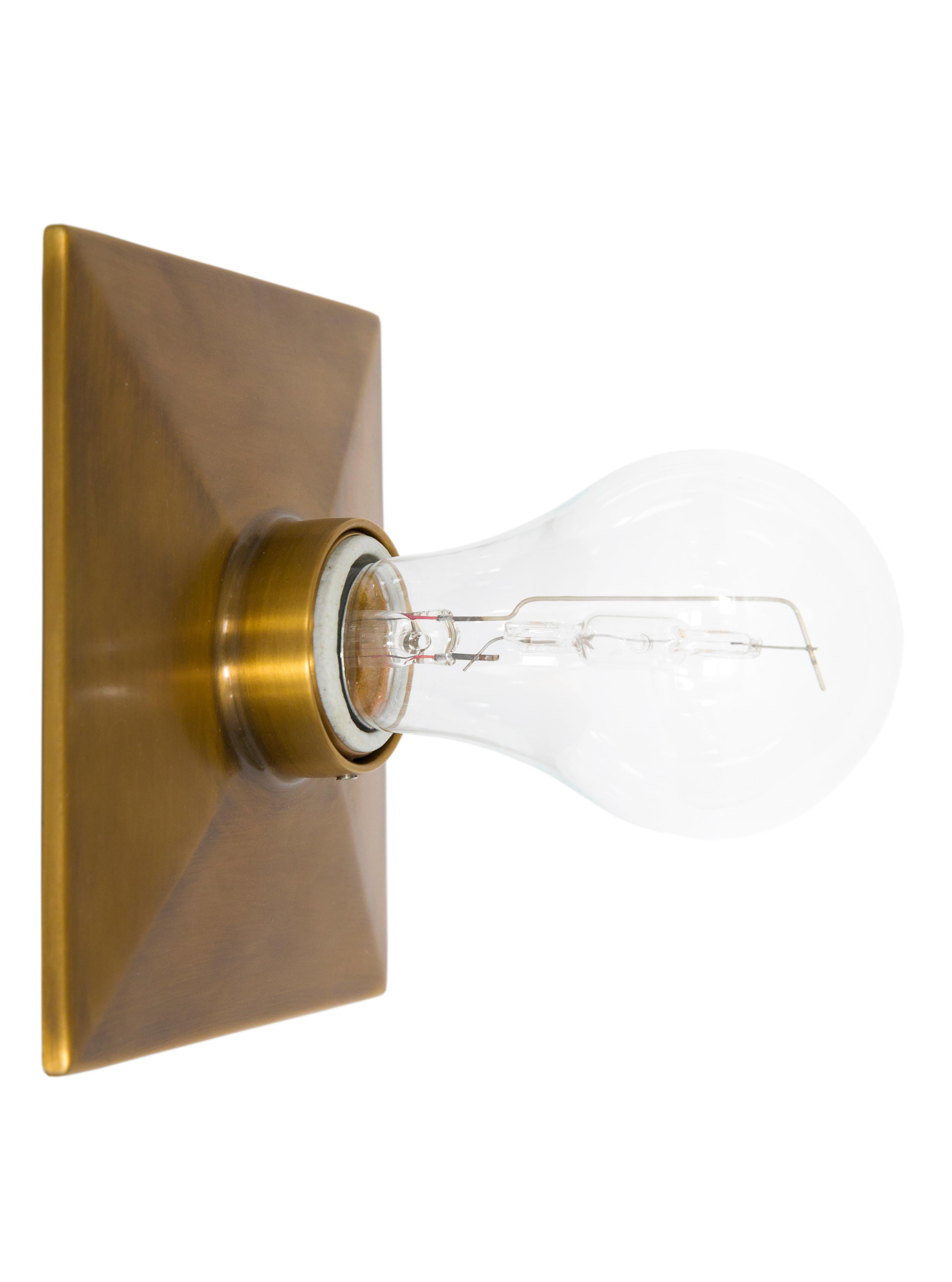 Le Vica Light est une plaque d'encastrement rectangulaire en métal moulé avec un bord biseauté et une douille en porcelaine. Le luminaire peut être fixé au mur ou au plafond. 

La puissance maximale recommandée est de 60 W. La lampe Vica est