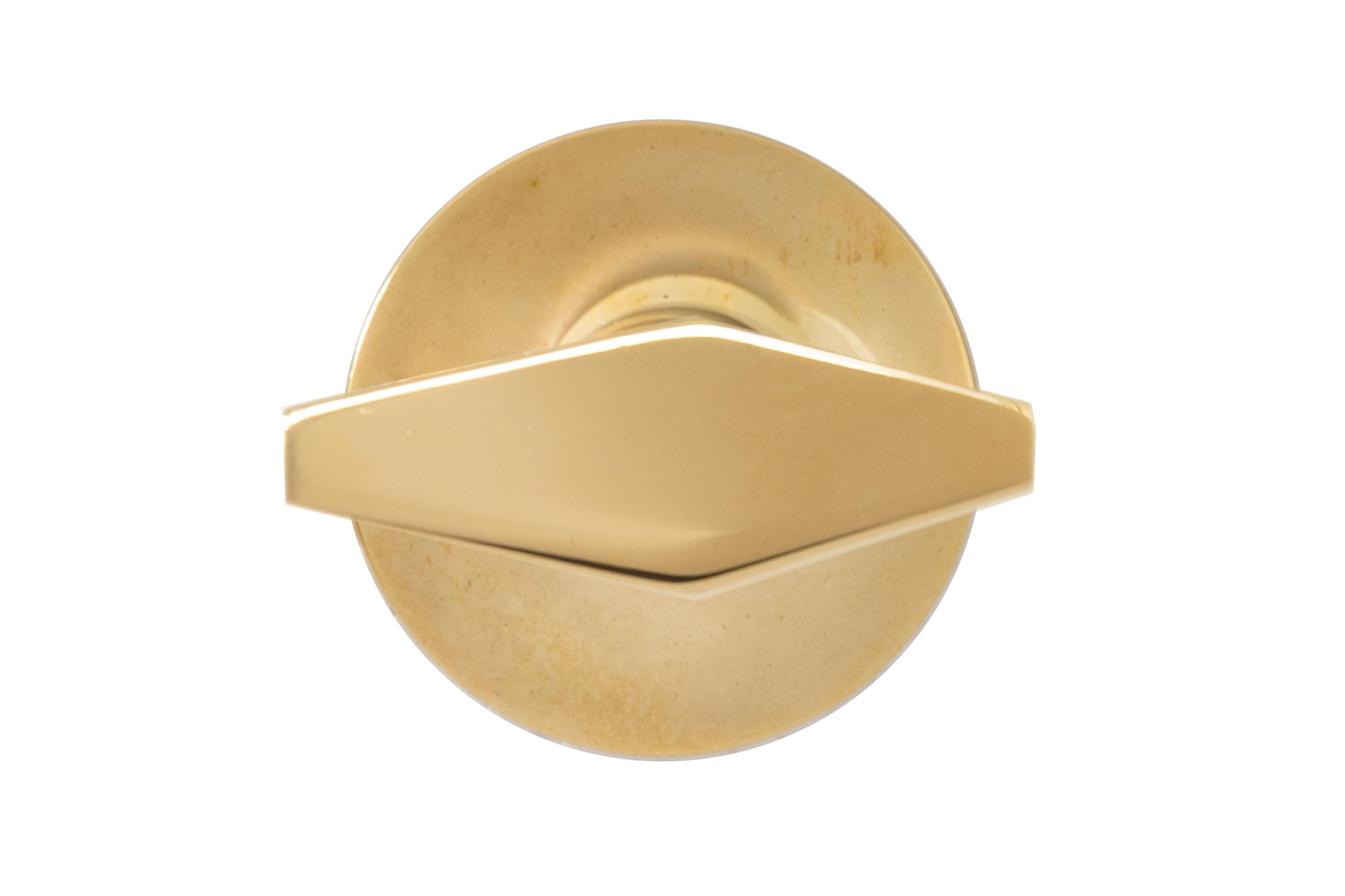 Le tourne-pouce Vica est un mécanisme de rotation du pouce simplifié.

Comprend une broche de 5 mm et un déverrouillage d'urgence. Disponible en laiton non laqué, laiton bruni, nickel bruni (bronze huilé disponible sur demande).

Fabriqué à la