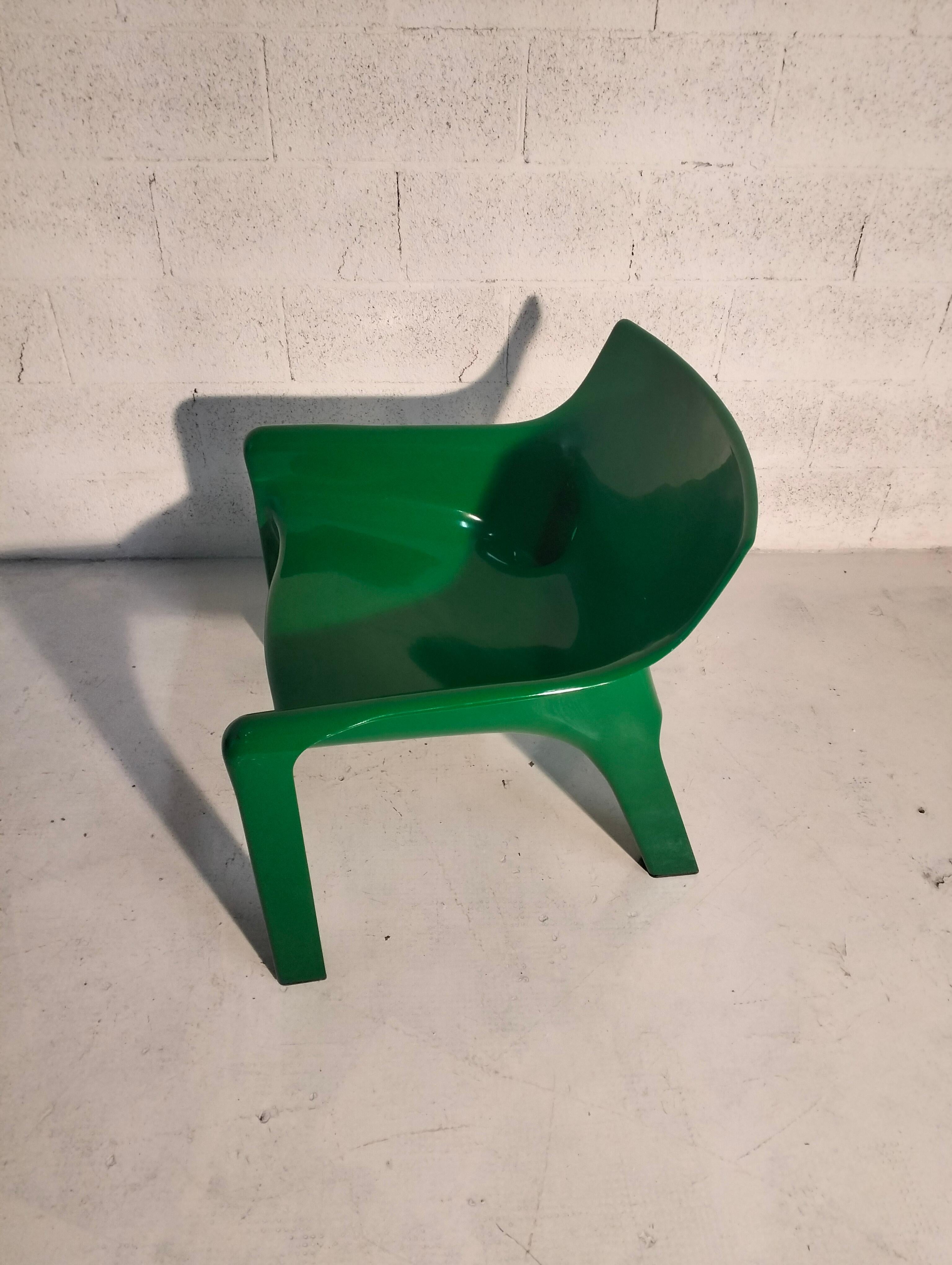 Plastic “Vicario” armchair by Vico Magistretti for Artemide  - Italy - 70's For Sale